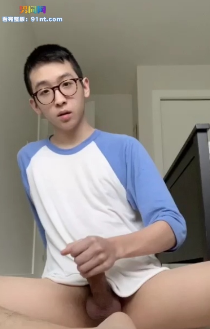 专访大屌奶狗solo撸射 嫩脸配硬屌 一顿操作射屏 爽到飞起 - 图1