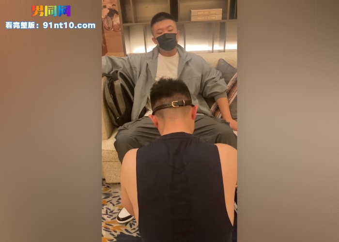 2主人调教玩弄贱狗 舔鞋吃袜学狗叫 粗口辱骂 骚浪贱狗反差惊呆吃瓜网友 - 图1
