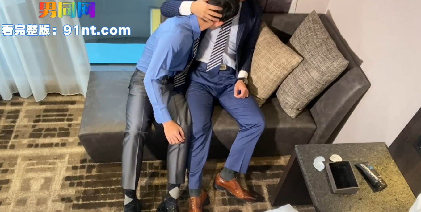 正装制服帅哥间的酒店激烈交锋 各种姿势硬操骚0 双方喷射侵湿床单 - 图1