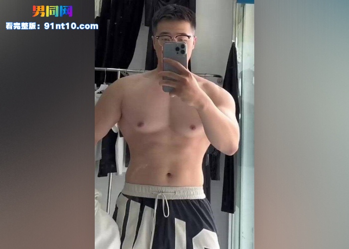 肉壮肌肉男被勾引打飞机撸射专访 超强大屌连续撸射两次浓精依然浓稠 - 图1