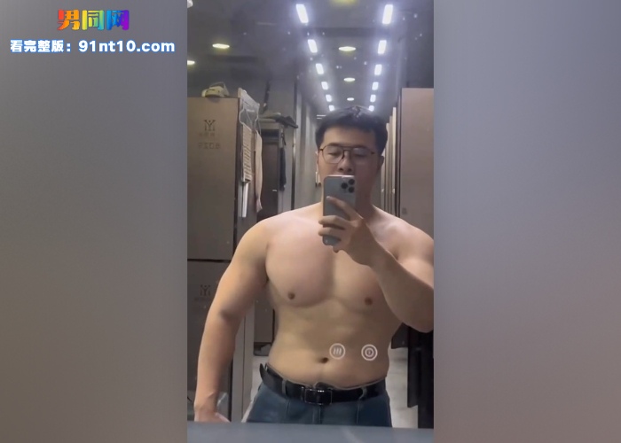 肉壮肌肉男被勾引打飞机撸射专访 超强大屌连续撸射两次浓精依然浓稠 - 图2