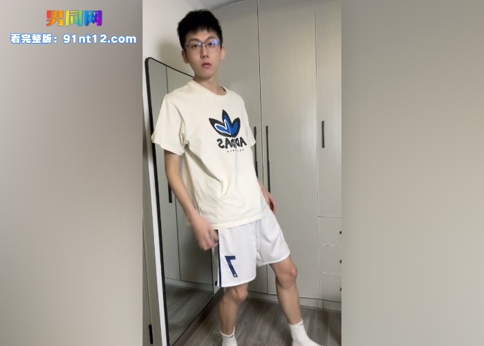 眼镜薄肌鲜肉男被勾引撸射专访 一边撸射一边做着操逼姿势 高潮喷射浓精满手展示 - 图1