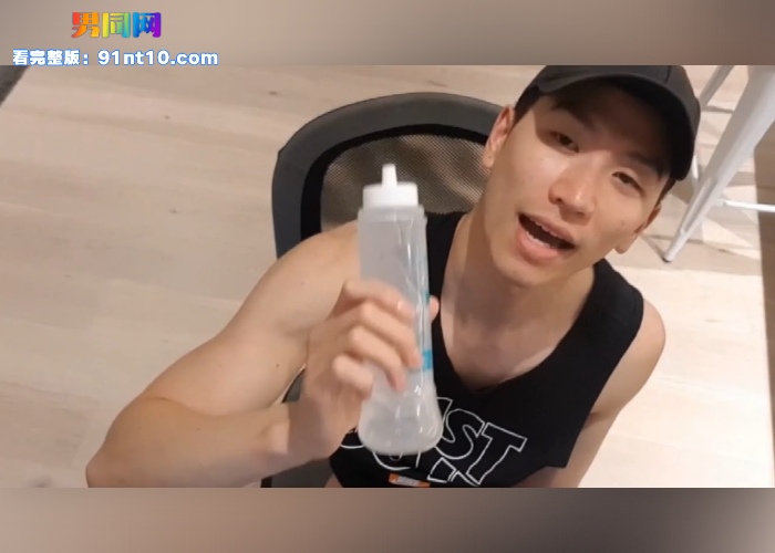 腹肌型男飞机杯撸射自拍 大师级手法教你如何掌握节奏找到爽点 高潮喷射浓精满腹 - 图2