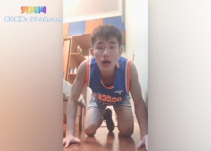鲜肉奶狗体育生专访调教撸射 舔鞋吃袜晒菊跪求主人调教 撸射高潮浓精喷射地板 - 图2