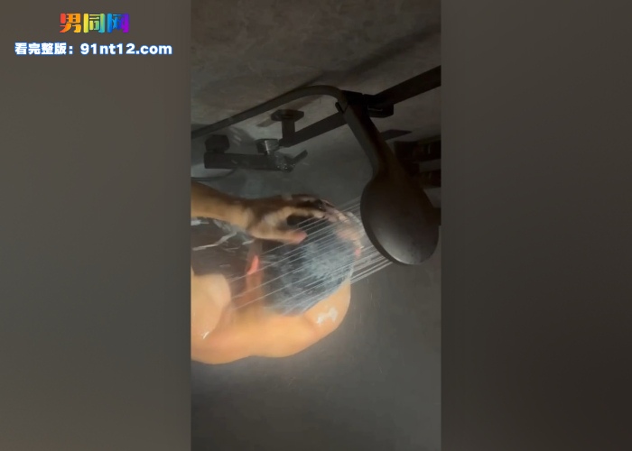 入住酒店叫了按摩技师 一顿操作竟然被大鸡鸡插入爆干 无套大屌越插越兴奋 还被无情内射 - 图1