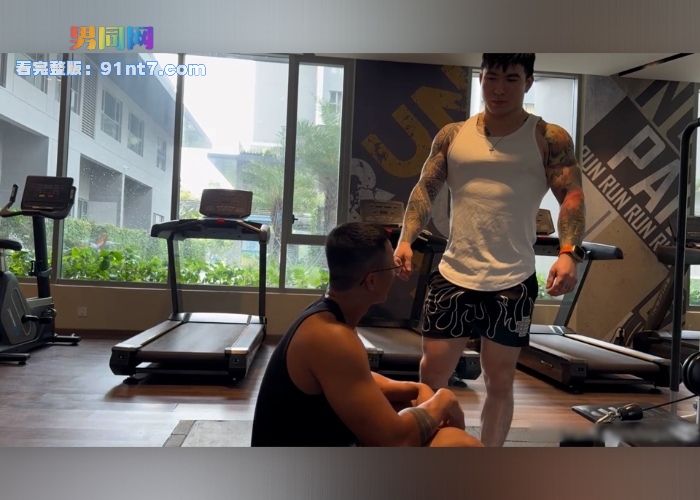纹身健身教练用身体指导眼镜黑皮学员 肌肉大屌爆干骚货黑皮哥 高潮喷射全身烫爽骚受 - 图2
