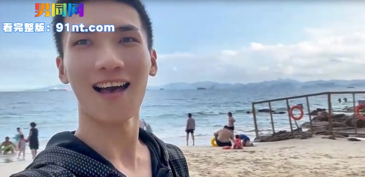 推特网黄 星星很会翻 海边被硬吊弟弟和朋友轮干 丝毫不惧外人眼光 - 图1