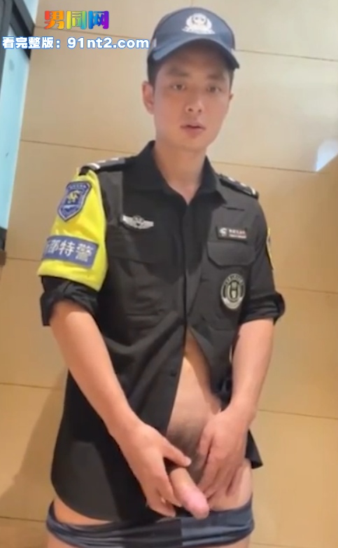 帅气警察小哥采访视频流出 制服警察拉尿自慰 挺翘大屌撸射满手 - 图6