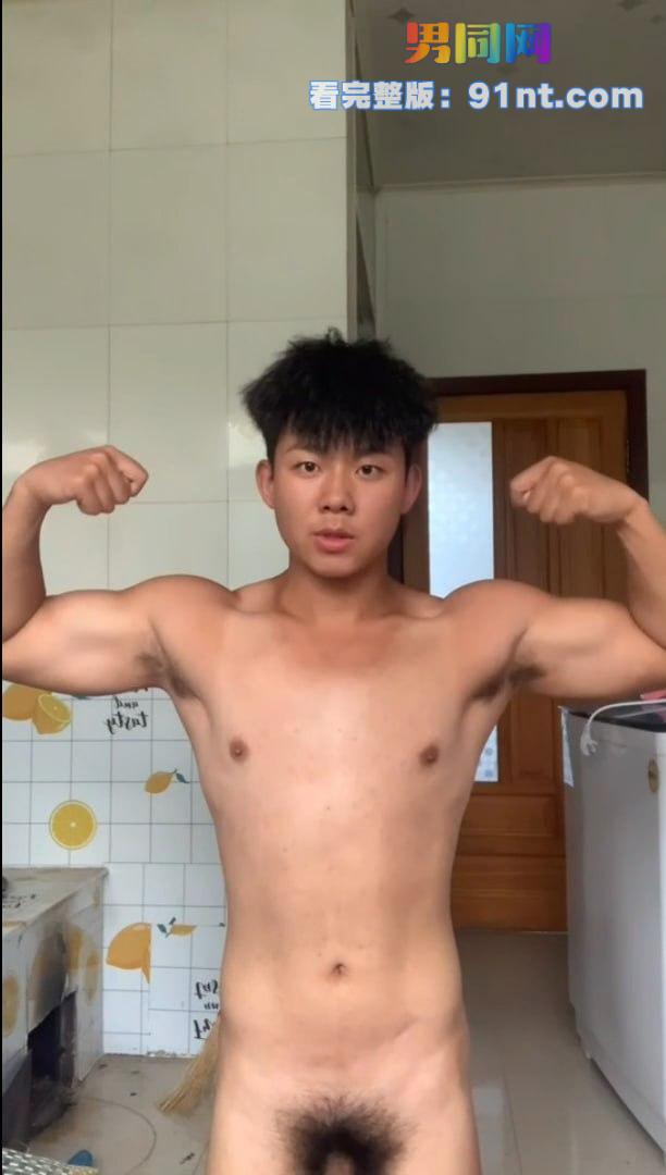 黑皮体育生小哥在家无聊自拍撸射 跪立夹乳打飞机 表情淫荡似求猛男操干 - 图3