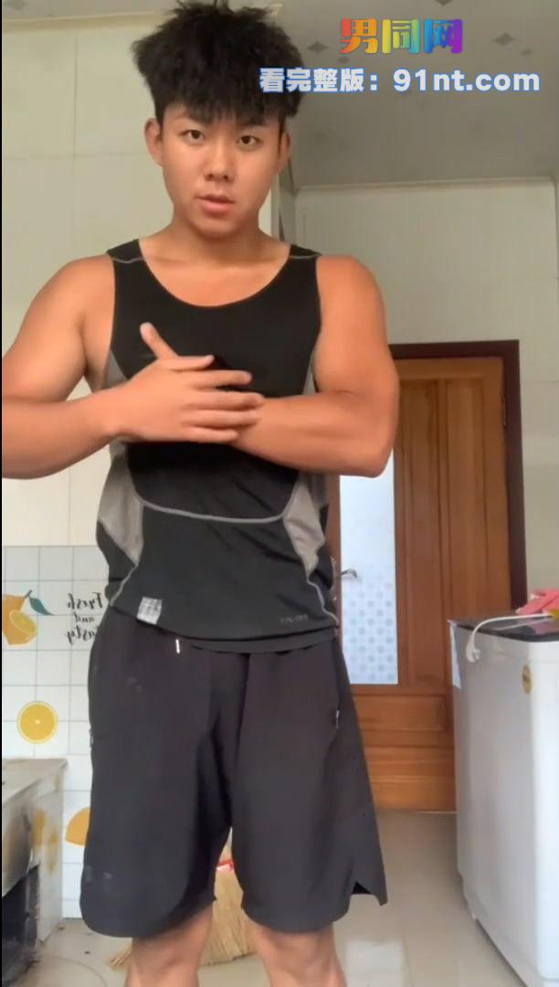 黑皮体育生小哥在家无聊自拍撸射 跪立夹乳打飞机 表情淫荡似求猛男操干 - 图5