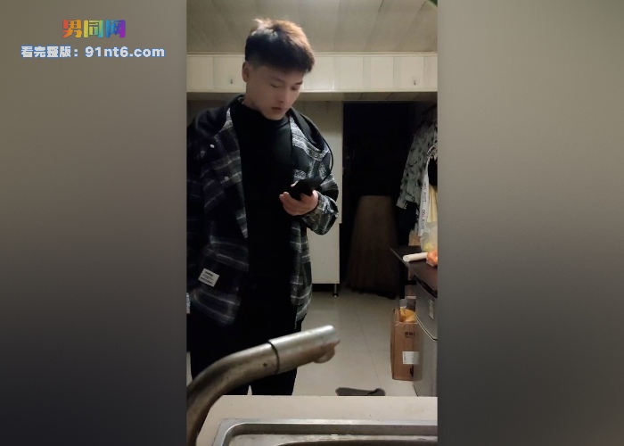 伪娘阿红约啪肌肉小鲜肉 没脱衣没上床就干起来 鲜肉翘屌干到阿红回味无穷 - 图1