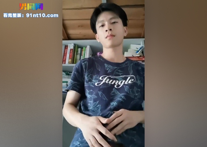 鲜肉直男帅哥体育生卧室打飞机自拍 撸射大屌精液沾满手掌  - 图1