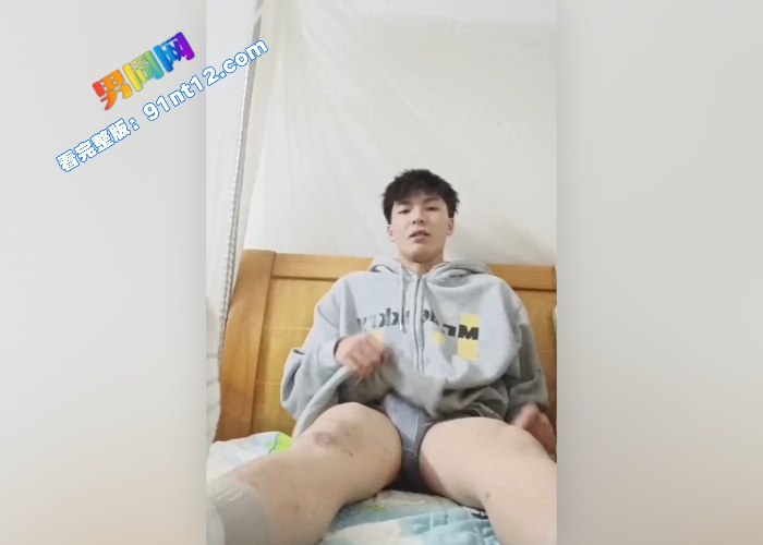 白袜奶狗专访solo 咬袜撸射不够刺激 边插假屌边撸射嫩鸡 爆射青春荷尔蒙浓浆 - 图1