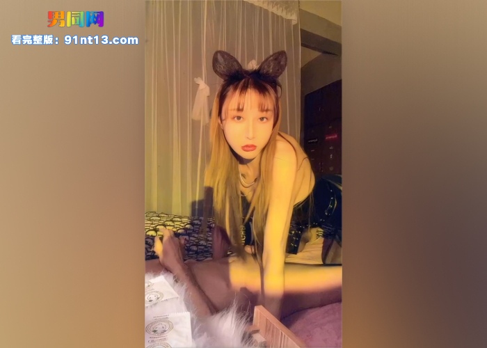 高颜值黑丝伪娘 诗诗 开档黑丝紧身衣 为直男深喉乳交 主动骑乘榨精 翘臀被后入打桩 直男高潮口爆射精 - 图1