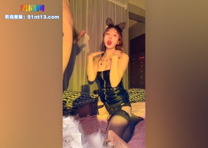 高颜值黑丝伪娘 诗诗 开档黑丝紧身衣 为直男深喉乳交 主动骑乘榨精 翘臀被后入打桩 直男高潮口爆射精 - 图5
