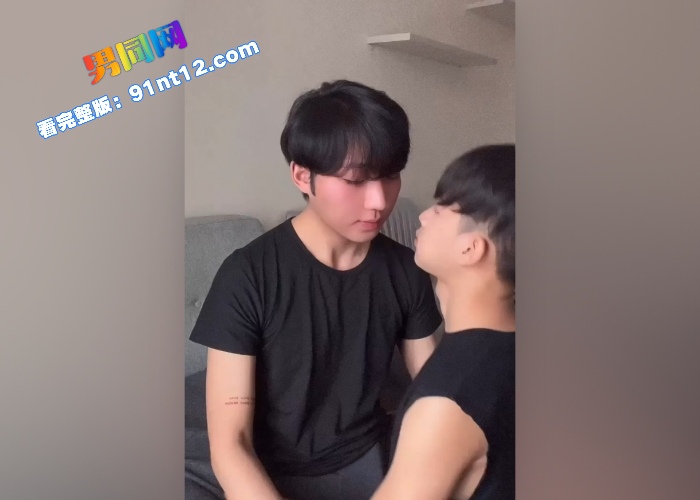 推特68万粉丝网红帅TOP Teetw_x 和鲜肉奶狗基情大战 69互口 舔菊抠菊 大屌后入打桩高潮射套 - 图1