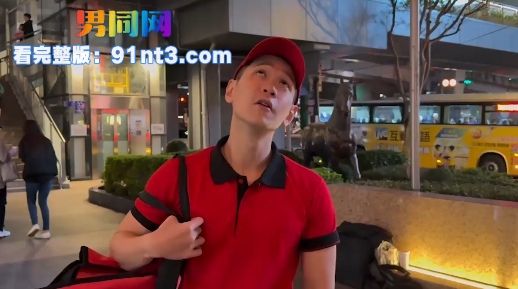 外送员小哥送披萨变送炮 3P干骚奴前后夹击 高潮射精 披萨加精味更香 - 图1