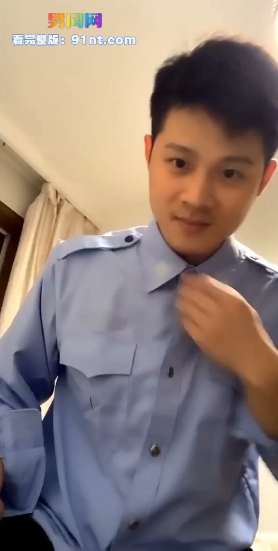 帅气鲜肉保安下班后直播采访赚外快 上演制服诱惑 撸屌晒菊快活嗨翻天 - 图1