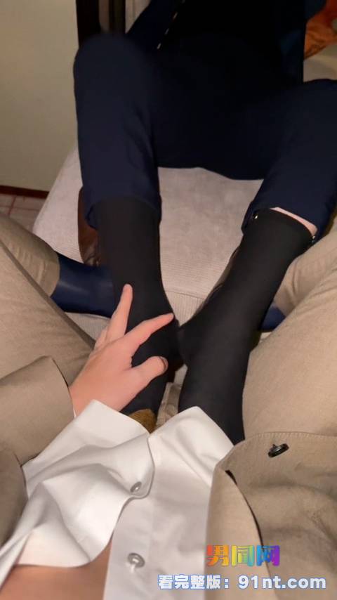 正装律师深夜发骚 求操引爆网络  骚0律师舔脚 坐上去自己摇 太骚了 - 图3