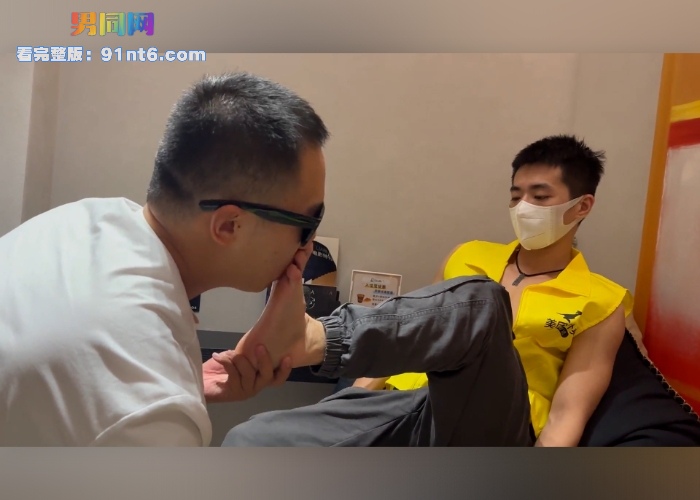 美团小哥调教骚狗贱奴 舔脚舔菊喝尿 无套后入掐脖打桩内射骚奴爽翻天 - 图2