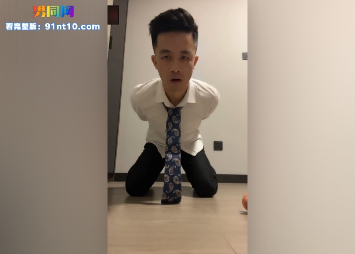 女记者专访调教正装眼镜黑袜反差直男用牙刷操屁眼 第二弹 直男贱狗被操被调教 - 图1
