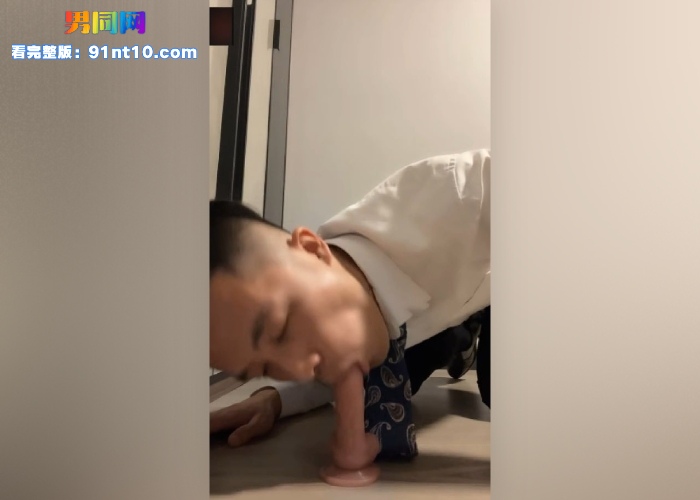 女记者专访调教正装眼镜黑袜反差直男用牙刷操屁眼 第二弹 直男贱狗被操被调教 - 图3