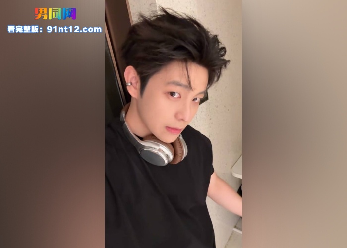 抖音300万粉丝时尚网红 乐仔levi 撸射采访视频流出 帅气外表下隐藏巨根大屌 撸射反差形象引爆网络 - 图6