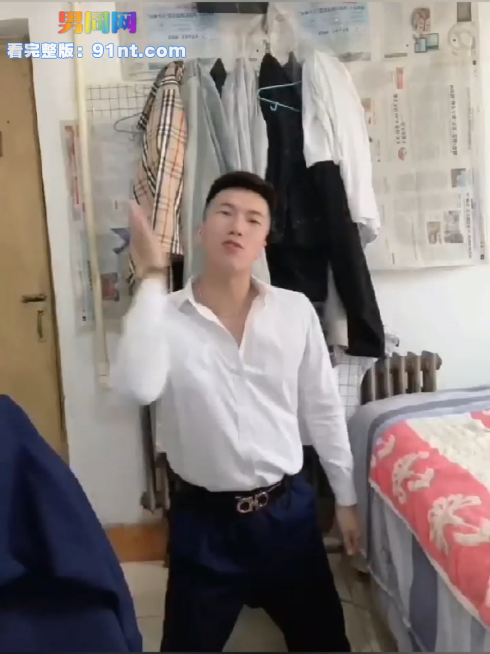 西装帅哥反差专访 帅气贱狗求主人调教 骚浪自慰自虐反差十足 - 图2