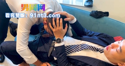 正装调教四眼受 舔脚臣服主人 多场景转换爆操骚0 浴室高潮爆射翘臀 - 图2
