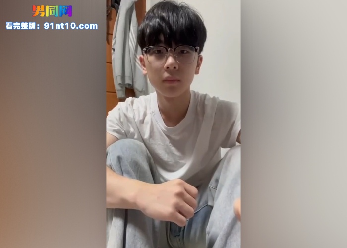 韩国薄肌鲜肉奶狗被勾引采访 贱狗吐舌比耶 高频撸射大嫩鸡 - 图1