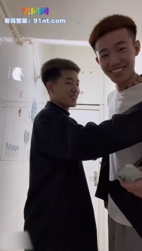 专访双人直男全裸互玩大鸡 欢乐双人厕所上演鸡鸡互斗 好哥们变身互撸娃 - 图1