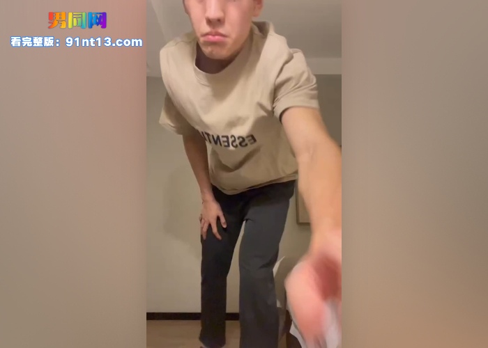 190腹肌直男体育生调教专访自拍 骑乘坐插假屌爽到前列腺液渗出 跪趴磕头反差惊人 - 图1