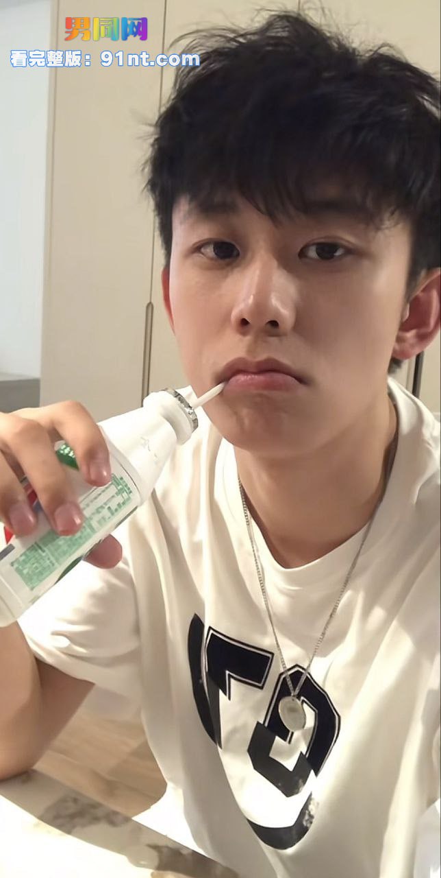 抖音鲜肉网红 爱喝可乐嚯 被粉丝勾引专访 酒店大屌撸射涂满全身 - 图3