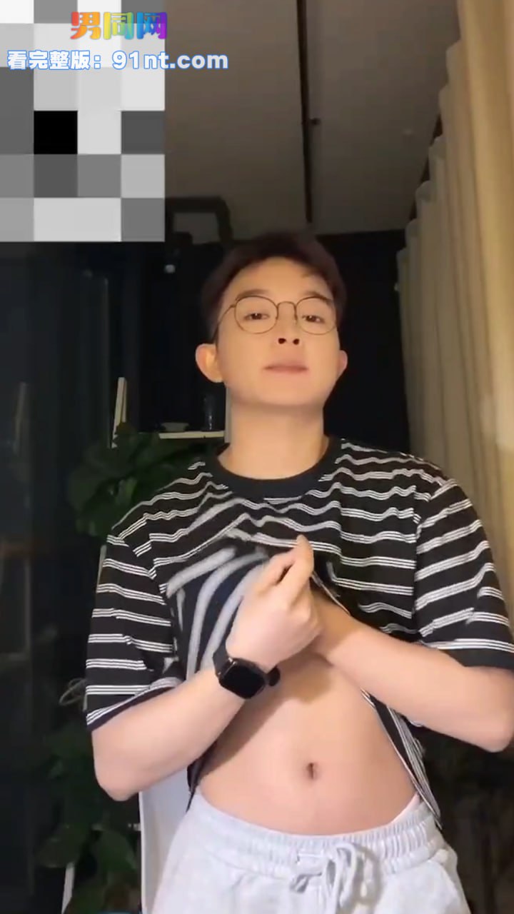 斯文眼镜小哥直播采访 白嫩多汁鲜肉弟弟撸射无毛大鸡巴 射得又多又远 - 图1