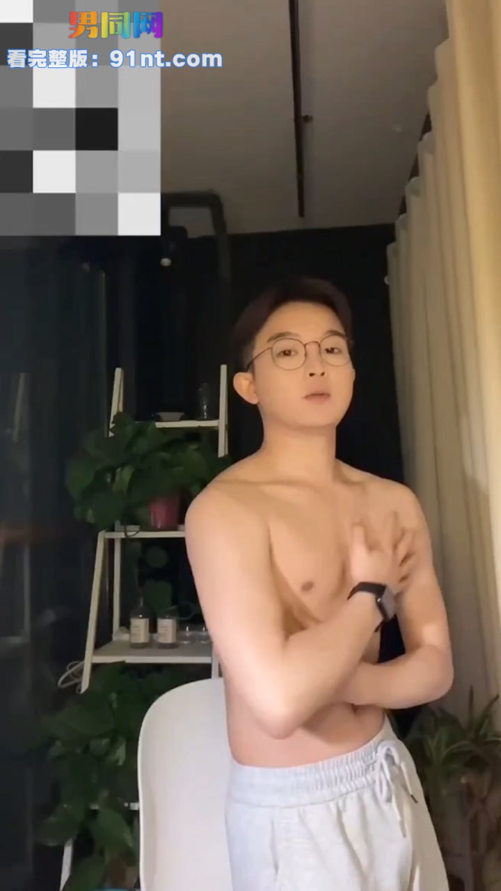 斯文眼镜小哥直播采访 白嫩多汁鲜肉弟弟撸射无毛大鸡巴 射得又多又远 - 图3
