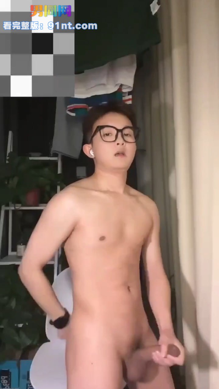 斯文眼镜小哥直播采访 白嫩多汁鲜肉弟弟撸射无毛大鸡巴 射得又多又远 - 图4