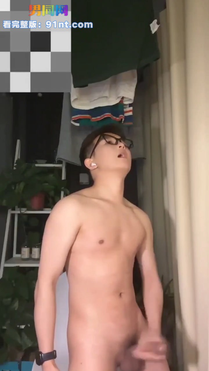 斯文眼镜小哥直播采访 白嫩多汁鲜肉弟弟撸射无毛大鸡巴 射得又多又远 - 图7