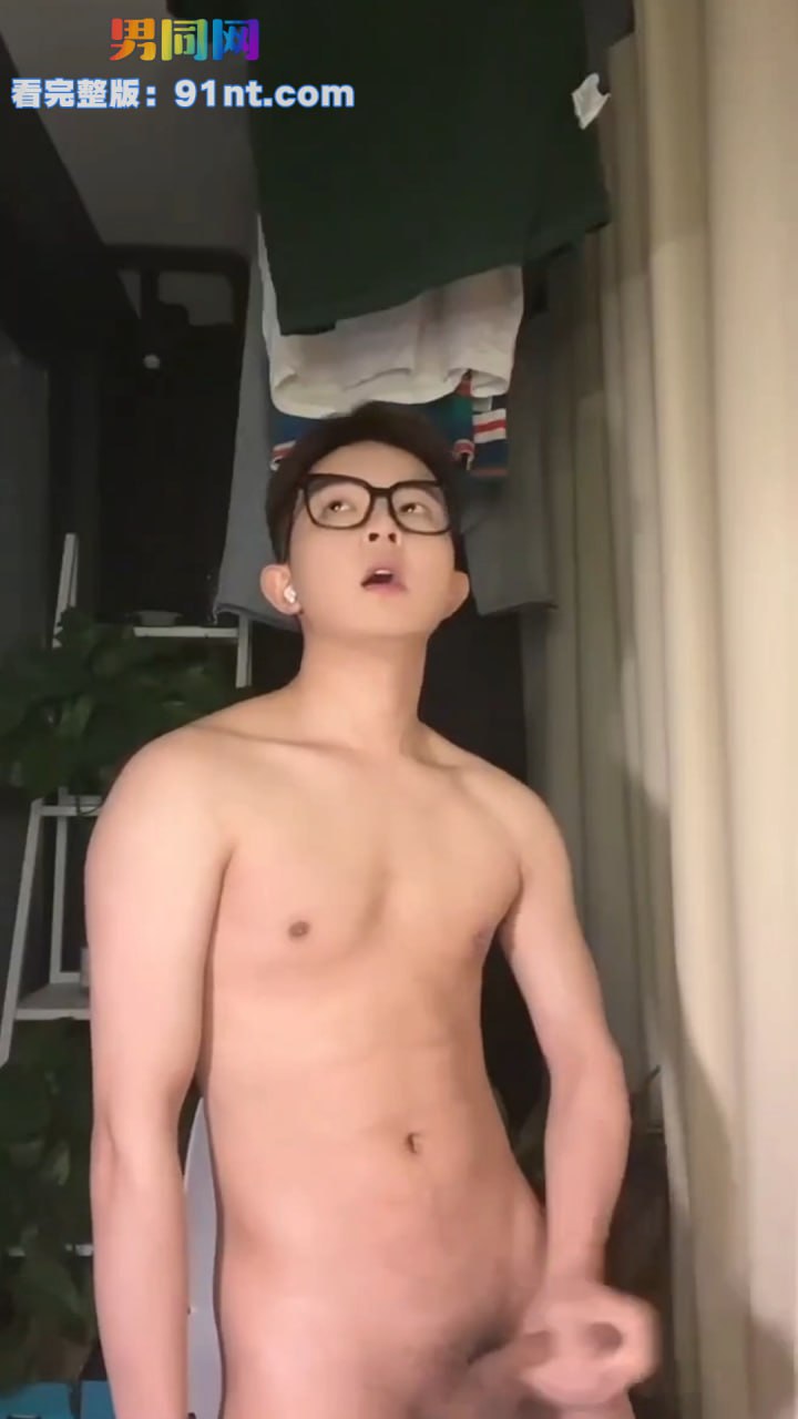 斯文眼镜小哥直播采访 白嫩多汁鲜肉弟弟撸射无毛大鸡巴 射得又多又远 - 图9