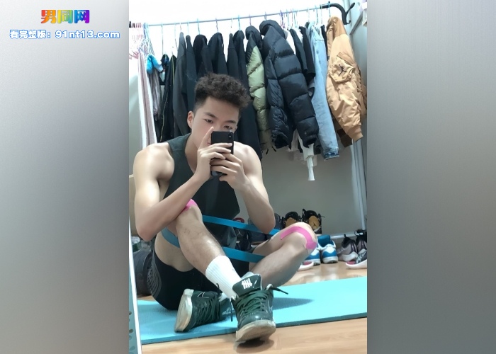 189篮球白袜体育生巨根被TS口交舔吃把玩 伪娘淫叫催情狂舔猛撸射精满腹 - 图1