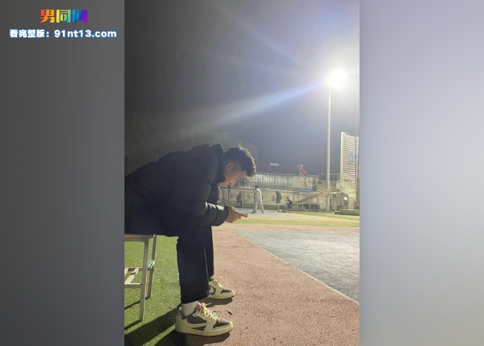 189篮球白袜体育生巨根被TS口交舔吃把玩 伪娘淫叫催情狂舔猛撸射精满腹 - 图2