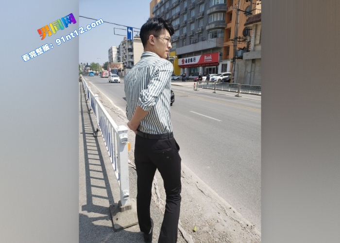 金主花钱玩天菜眼镜正装直男帅哥 看片撸射大屌 渗出前列腺液的嫩屌诱惑力十足 - 图1