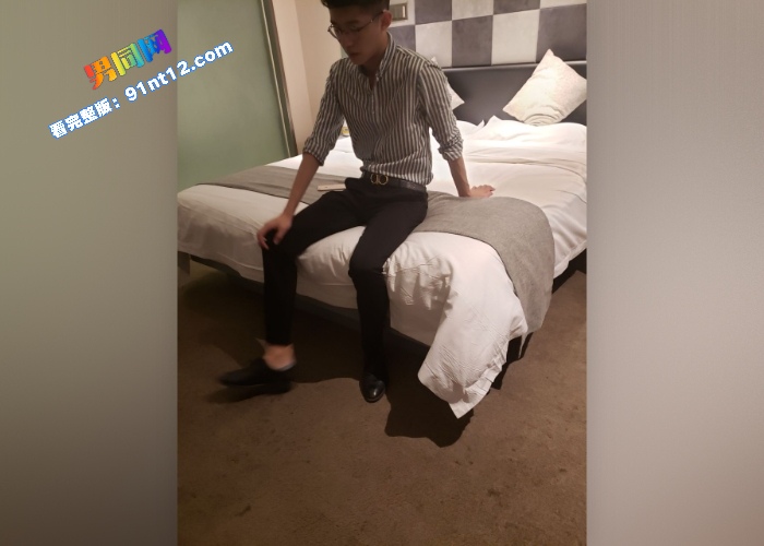 金主花钱玩天菜眼镜正装直男帅哥 看片撸射大屌 渗出前列腺液的嫩屌诱惑力十足 - 图2