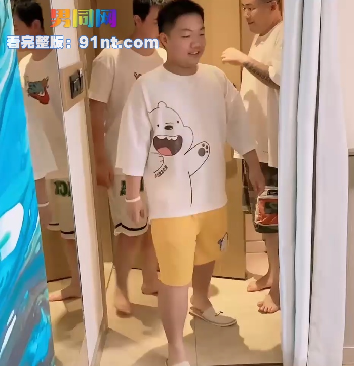 胖熊叔约操两鲜肉胖熊受 一龙二凤 前操后插体验开火车双重快感 - 图1