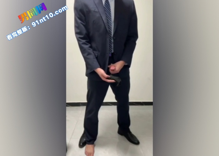 山东临沂正直驾校正装帅教练专访solo 粗口调教撸射大屌 高潮浓精爆射黑袜上 反差教练看呆众学员 - 图4