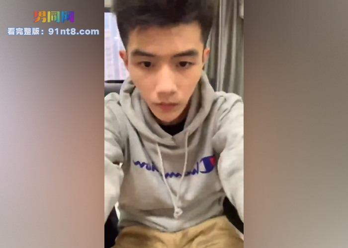 专访阳光白皮腿毛直男帅哥秀臭袜吃臭脚 粗口嗨玩大脚板 期待屏幕前金主收下当贱狗 - 图1