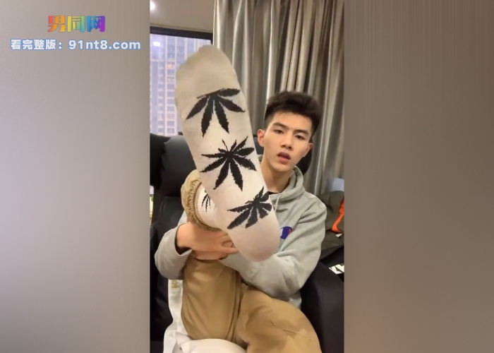 专访阳光白皮腿毛直男帅哥秀臭袜吃臭脚 粗口嗨玩大脚板 期待屏幕前金主收下当贱狗 - 图2