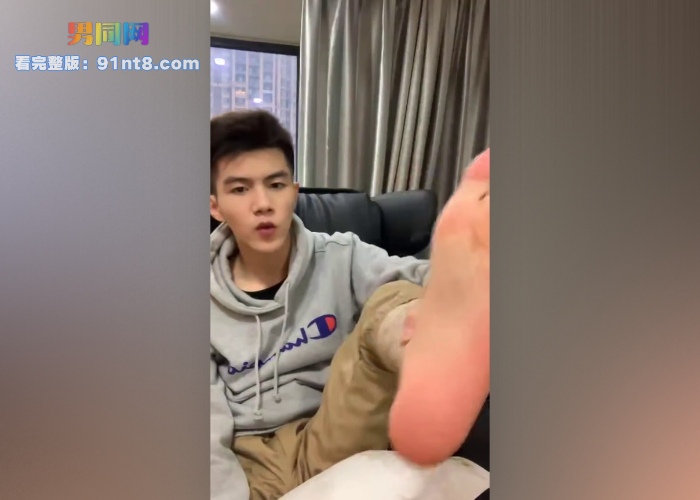专访阳光白皮腿毛直男帅哥秀臭袜吃臭脚 粗口嗨玩大脚板 期待屏幕前金主收下当贱狗 - 图6