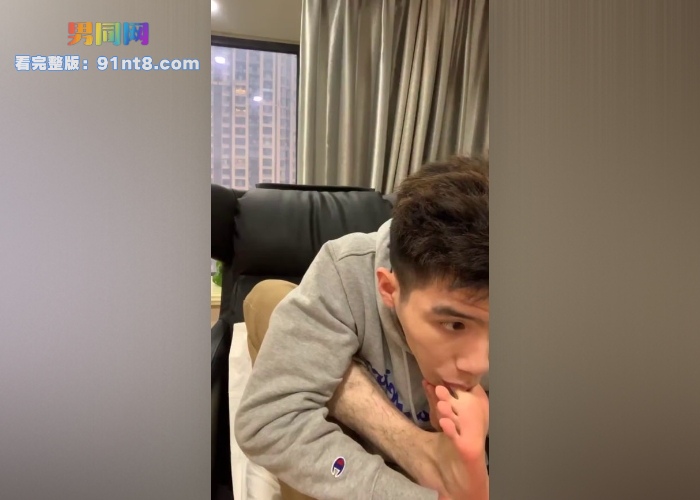 专访阳光白皮腿毛直男帅哥秀臭袜吃臭脚 粗口嗨玩大脚板 期待屏幕前金主收下当贱狗 - 图7
