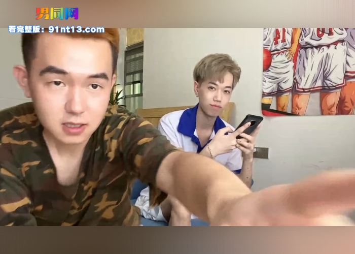 迷彩服表哥打赌赢后操薄肌鲜肉表弟 无套大屌各种姿势爆干鲜肉 二人互撸大屌喷射高潮 - 图1