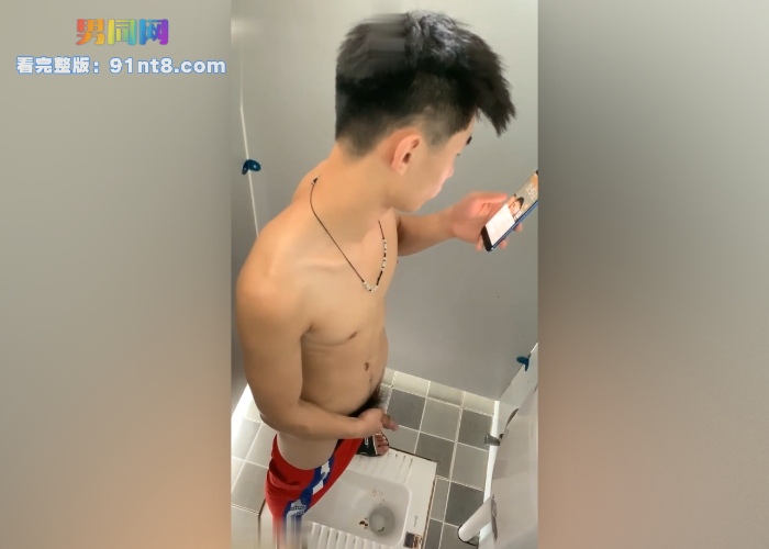 真实偷拍公测帅哥直男厕所打飞机 看照片意淫女孩撸射鸡巴沉迷其中 - 图3